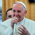 El Papa habló en el avión de temas de importante actualidad
