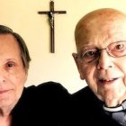 William Friedkin, con el padre Gabriele Amorth, quien le autorizó a filmar su exorcismo. Foto: Prensa Biennale de Venecia.