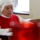 Las Sacramentinas ciegas de Chile, en su oración en la capilla, presentan intenciones que les llegan por Internet