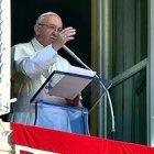 Tras el rezo del Angelus, el Papa encomendó a la Reina de la Paz a los pueblos que sufren calamidades naturales o conflictos sociales.