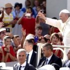 El Papa Francisco, feliz, con los peregrinos en la Plaza de San Pedro