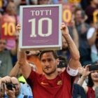 El mundo del fútbol despidió este pasado domingo a Francesco Totti, que no pudo contener las lágrimas de emoción