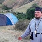El padre Vladimir Vorontsov va de acampada con familias y rezan... y las autoridades kazajas le quieren castigar por ello