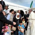 Tras su visita a Lesbos en abril de 2016, el Papa se llevó consigo a tres familias de refugiados.