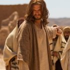Jesús con una piedra en la mano, en la película Son of God de 2014... la Biblia implica explorar un mundo distinto