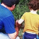 Jeff junto a Josh, el hijo nacido de la violación de su esposa.