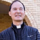 El padre Ching perdió completamente la visión cuando ya era sacerdote