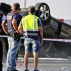 Mossos y policías locales de Cambrils junto al coche volcado de los terroristas