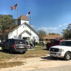 La iglesia baptista de Sutherland Springs quedó acordonada por la Policía.