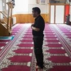 Un hombre de pie en el oratorio que usan actualmente los musulmanes de Ripoll