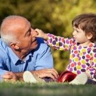 Los abuelos tienen un papel fundamental en la sociedad actual