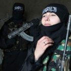 Una joven ataviada como yihadista en propaganda de Estado Islámico... pero prometen huríes en el Cielo
