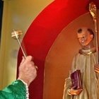 El arzobispo de Miami, Thomas Wenski, bendice una imagen del santo en la parroquia de San Bernardo. Foto: Marlene Quaroni, Florida Catholic.