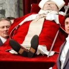 La letanía de los santos durante el funeral hizo pensar a Adrienne en la intercesión de los santos del Cielo