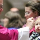 El arzobispo Chaput, de Filadelfia, bendice a un bebé y a su mamá