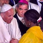 El Papa saludó con afecto a María Cecilia Mosquera, que perdió a sus hijos, incinerados en la masacre de 1998 del ELN en Machuca.