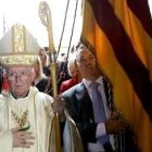 El cardenal Cañizares con la Senyera de Lo Rat Penat en la catedral de Valencia