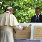 El Papa bendice la primera piedra de las nuevas casas de Talitha Qum, que previene y combate la prostitución infantil.