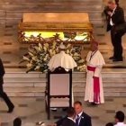 Después del Angelus, Francisco oró unos minutos ante la tumba de San Pedro Claver.