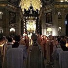 Impresionante procesión de las velas en la basílica de San Pedro.