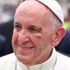 La cara del Papa refleja la contundencia del golpe.