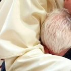 El cardenal Ernest Simoni en noviembre pasado, y dos años antes, cuando su relato hizo llorar a Francisco.