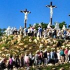 Una multitud reza el rosario en el Calvario de Pontchateau, una inicativa de San Luis María Grignon de Monfort.