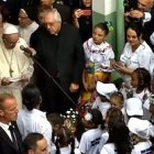 Francisco se dirige a los niños del Hogar San José en presencia de monseñor Armando Santamaría.
