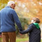 Un abuelo -hay muchos en España - con un nieto -hay pocos en España