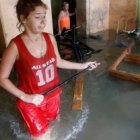 Una mujer de La Habana con su casa inundada por el huracán Irma