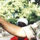 Jack Soulsby bendice a una mujer en Sudán - ha predicado mucho en países africanos