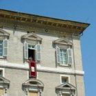 El Papa Francisco, antes y después del Ángelus, da una breve enseñanza desde su ventana
