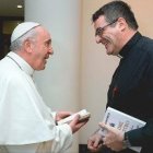 Pablo Cervera habla con el Papa tras la misa en la Casa Santa Marta