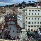 Ante la embajada de España, el Papa honró a la Inmaculada Concepción con una sentida oración.