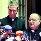 A la izquierda, monseñor Jordi Bertomeu; a la derecha, monseñor Charles Scicluna.