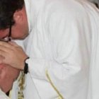 Durante la ceremonia de ordenación, Héctor recibió la imposición de manos de su hijo, ya sacerdote