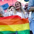 Cristina Cifuentes, presidente de la Comunidad de Madrid, bailando en el estrado presidencial del World Pride gay celebrado en Madrid a principios de este verano.