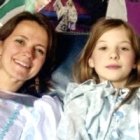 A la joven Ambre no le importa compartir sus vestidos de princesa con la directora, Anne-Dauphine