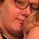 Kelly Dautel con su hijo: su hijo, no el hijo de quien la violó, el hecho del que tantas veces prescinden los promotores del aborto.