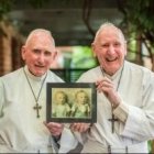 Patrick y John O Neil son gemelos y ambos sacerdotes desde hace 60 años
