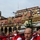 Procesión de San Emeterio y San Celedonio ante el ayuntamiento de Calahorra