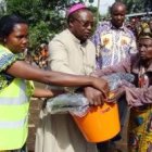 El obispo de la pobrísima Goma, Theophile Kaboy, con personal de Cáritas