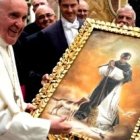 El Papa con un cuadro de Fray Martín de Porres y su famosa escoba