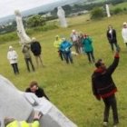 Así se colocan las imágenes del Valle de los Santos en Carnoet, en el centro de Bretaña... son un centenar