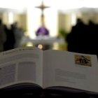 Francisco, con las vestiduras moradas de adviento, en la Misa de Santa Marta