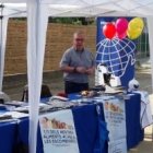 Joan Martí, presidente de Manos Unidas Barcelona, en un tenderete de la asociación en una feria de pueblo - paso a paso