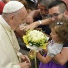 El Papa saluda a una niña durante la primera audiencia con catequesis de agosto