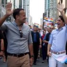 Leo Varadkar, a la izquierda, marcha con Justin Trudeau, primer ministro de Canadá, en el Orgullo Gay de Montreal