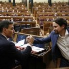 Pablo Iglesias (Podemos) saluda a Pedro Sánchez (PSOE), nuevo presidente del Gobierno