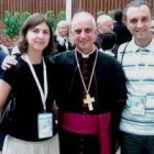 Icíar y Onofre, un matrimonio que sabe de nueva evangelización, con el arzobispo Rino Fisichella